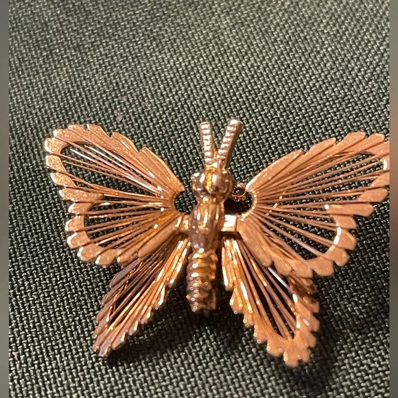 2 vintage Monet signed butterfly brooches. 3D wire butterfly pins. Gold tone - Picture 2 of 7